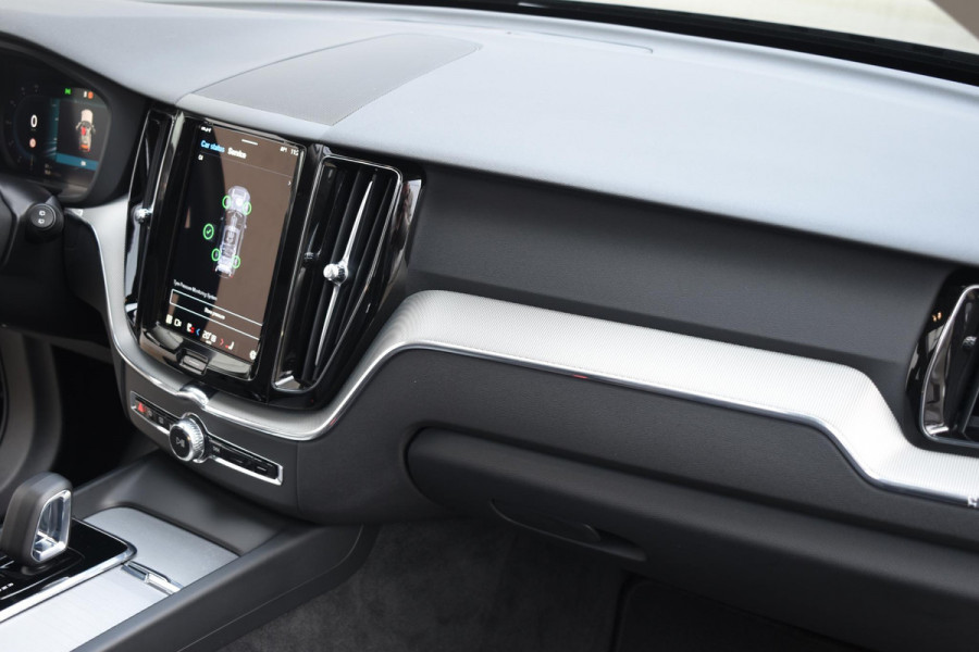 Volvo XC60 T6 350PK Automaat Plug-in Hybrid AWD Plus Dark / Navigatie / 360 Camera / Adaptieve Cruise Control / Stuur & Stoelverwarming / Elektr. Achterklep / Schuifdak / Trekhaak