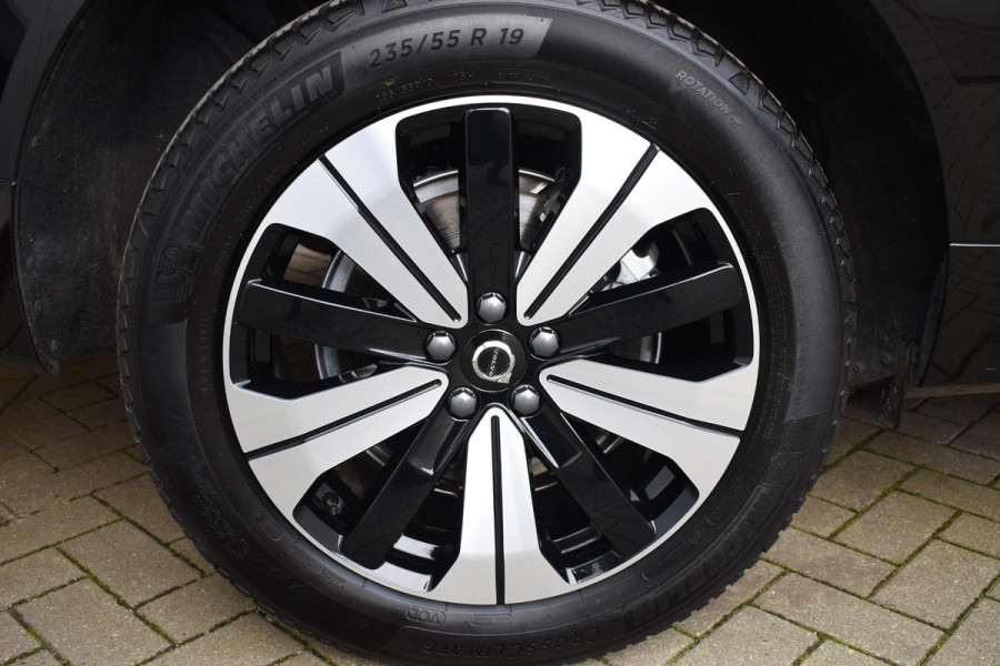 Volvo XC60 T6 350PK Automaat Plug-in Hybrid AWD Plus Dark / Navigatie / 360 Camera / Adaptieve Cruise Control / Stuur & Stoelverwarming / Elektr. Achterklep / Schuifdak / Trekhaak