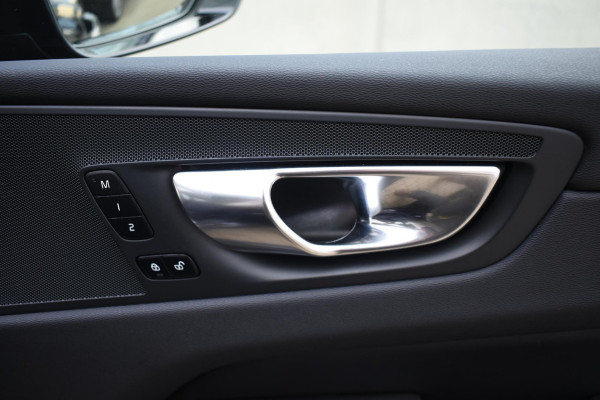 Volvo XC60 T6 350PK Automaat Plug-in Hybrid AWD Plus Dark / Navigatie / 360 Camera / Adaptieve Cruise Control / Stuur & Stoelverwarming / Elektr. Achterklep / Schuifdak / Trekhaak