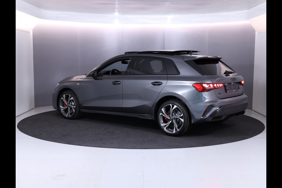Audi A3 Sportback 45 TFSI e S edition Competition 272 pk SOH 100% S-tronic| Navigatie | Panoramadak | Private lease vanaf €798,- | Achteruitrijcamera | Adaptieve cruise control | Matrix LED koplampen |