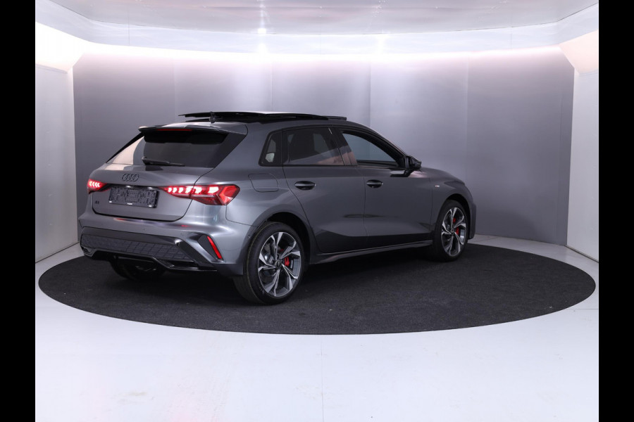 Audi A3 Sportback 45 TFSI e S edition Competition 272 pk SOH 100% S-tronic| Navigatie | Panoramadak | Private lease vanaf €798,- | Achteruitrijcamera | Adaptieve cruise control | Matrix LED koplampen |