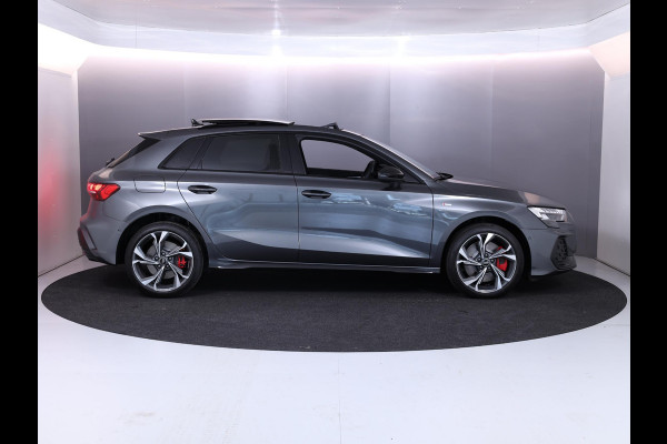 Audi A3 Sportback 45 TFSI e S edition Competition 272 pk SOH 100% S-tronic| Navigatie | Panoramadak | Private lease vanaf €798,- | Achteruitrijcamera | Adaptieve cruise control | Matrix LED koplampen |
