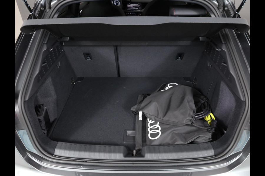 Audi A3 Sportback 45 TFSI e S edition Competition 272 pk SOH 100% S-tronic| Navigatie | Panoramadak | Private lease vanaf €798,- | Achteruitrijcamera | Adaptieve cruise control | Matrix LED koplampen |