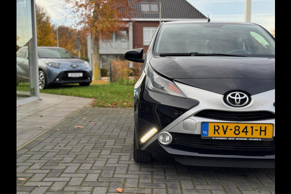 Toyota Aygo 1.0 VVT-i X-Joy | Eerste eigenaar, Lichtmetalen velgen, Climate control, Privacy glass, Apple CarPlay/Android auto, Nieuw geleve