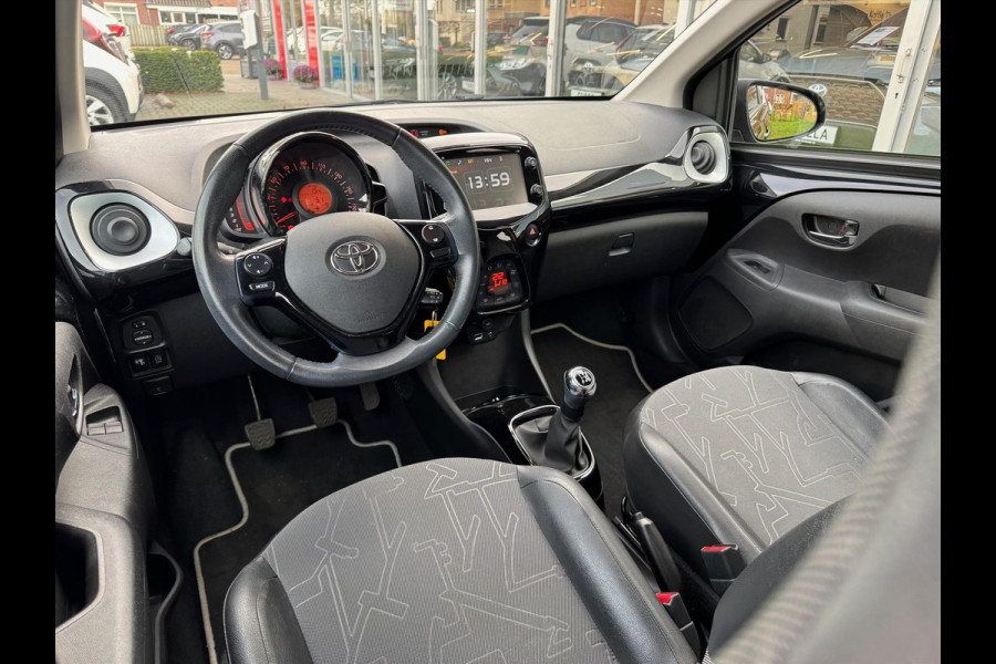 Toyota Aygo 1.0 VVT-i X-Joy | Eerste eigenaar, Lichtmetalen velgen, Climate control, Privacy glass, Apple CarPlay/Android auto, Nieuw geleve