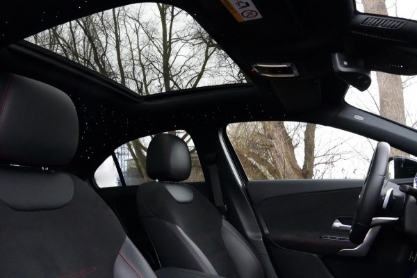 Mercedes-Benz A-Klasse 200 AMG Automaat 163 PK | Pano | Widescreen | CarPlay | Sterrenhemel | Sfeer | Stoelverwarming | Camera | Led |