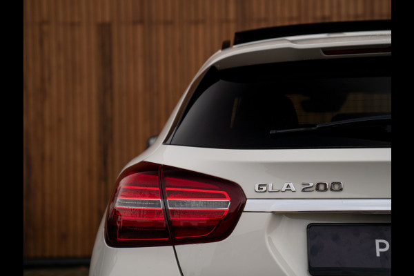 Mercedes-Benz GLA 200 Business | AMG Pakket | Pano-dak | Sportstoelen | Harman/Kardon