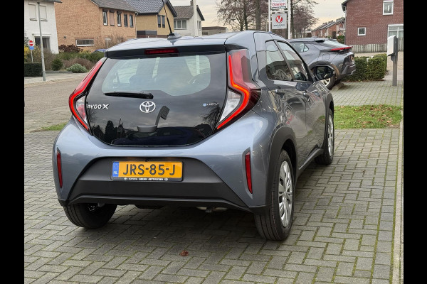 Toyota Aygo X 1.5 Hybrid Play | Celestite grey, Apple CarPlay/Android Auto, Parkeercamera, Adaptive cruise control