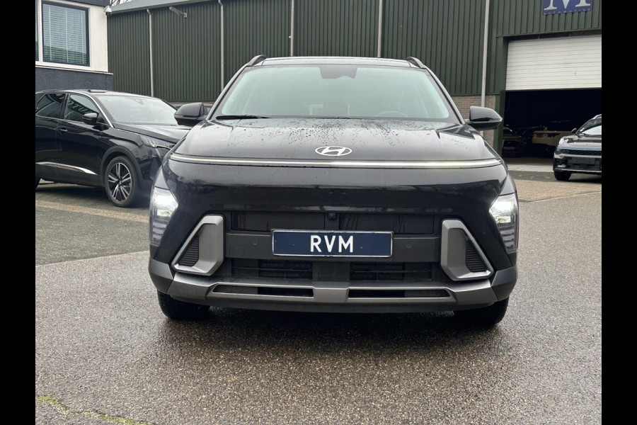 Hyundai Kona 1.6 GDI HEV Premium Sky VAN: 44.300,- VOOR: 35.877,- UW EINDEJAARSVOORDEEL: 8.413,- euro FULL HYBRID | NIEUWE AUTO MET REGISTRATIE | VOLLE AUTO! | FABR GARANTIE T/M 12-2029