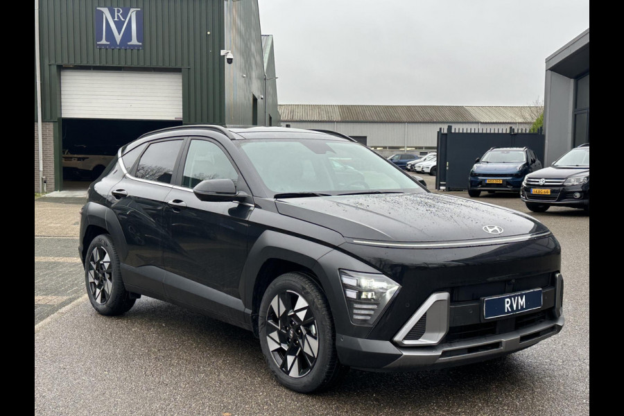 Hyundai Kona 1.6 GDI HEV Premium Sky VAN: 44.300,- VOOR: 35.877,- UW EINDEJAARSVOORDEEL: 8.413,- euro FULL HYBRID | NIEUWE AUTO MET REGISTRATIE | VOLLE AUTO! | FABR GARANTIE T/M 12-2029
