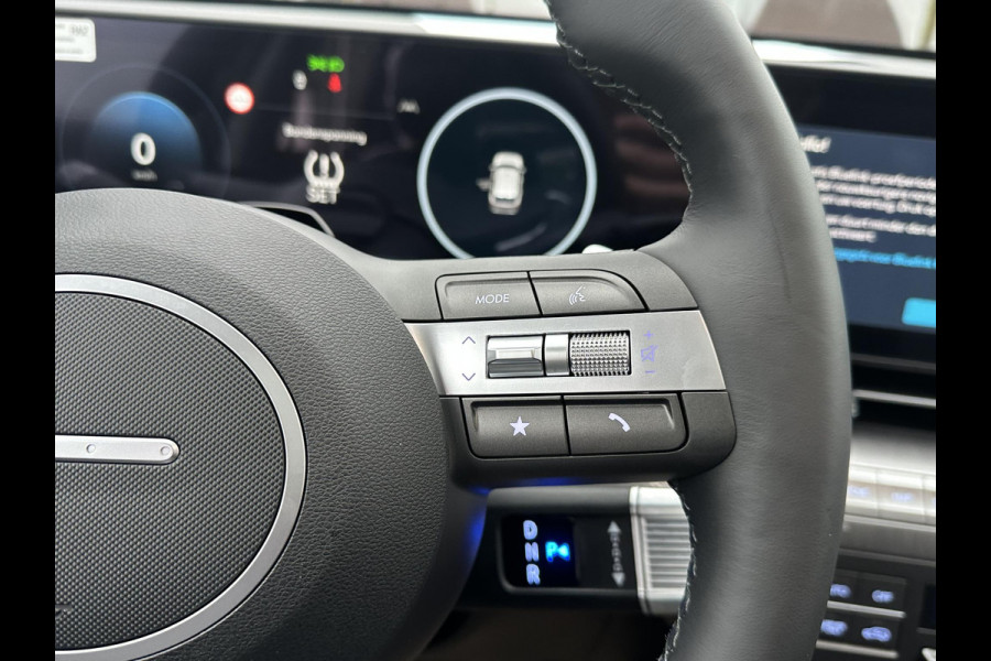 Hyundai Kona 1.6 GDI HEV Premium Sky VAN: 44.300,- VOOR: 35.877,- UW EINDEJAARSVOORDEEL: 8.413,- euro FULL HYBRID | NIEUWE AUTO MET REGISTRATIE | VOLLE AUTO! | FABR GARANTIE T/M 12-2029