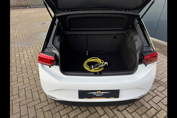 Volkswagen ID.3 First 58 kWh * SoH 89% * Steunhaak * Navigatie * Parkeersensoren * Adaptieve Cruise *