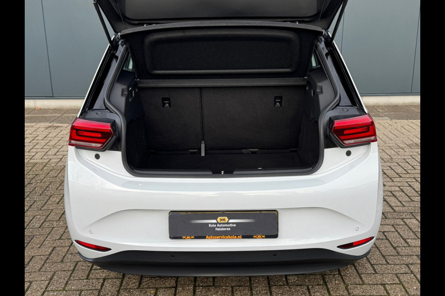 Volkswagen ID.3 First 58 kWh * SoH 89% * Steunhaak * Navigatie * Parkeersensoren * Adaptieve Cruise *