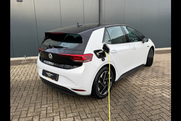 Volkswagen ID.3 First 58 kWh * SoH 89% * Steunhaak * Navigatie * Parkeersensoren * Adaptieve Cruise *