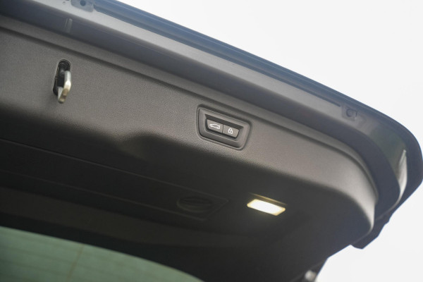 BMW 3 Serie Touring 330e High Executive M Sport Panodak Harman Kardon HUD Leer Alcantara