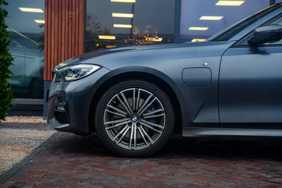BMW 3 Serie Touring 330e High Executive M Sport Panodak Harman Kardon HUD Leer Alcantara