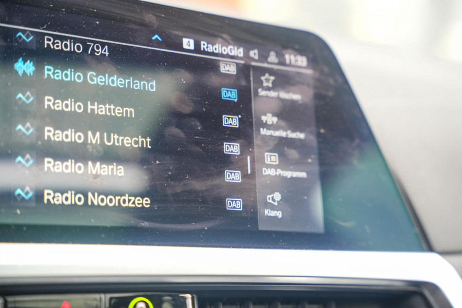 BMW 3 Serie Touring 330e High Executive M Sport Panodak Harman Kardon HUD Leer Alcantara