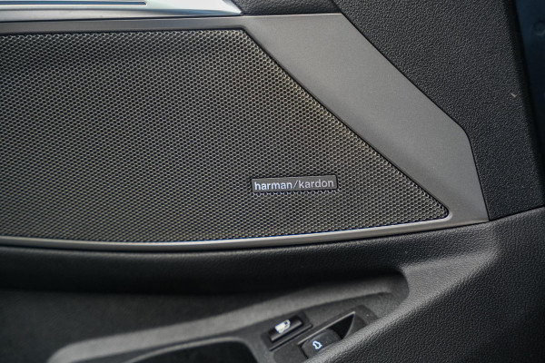 BMW 3 Serie Touring 330e High Executive M Sport Panodak Harman Kardon HUD Leer Alcantara