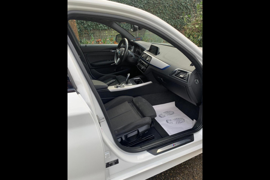 BMW 1-serie Edition M Sport Shadow Executive Trekhaak 18 inch 100% onderhouden LCI Black paneel cluster Automaat NEW APK Rijklaar