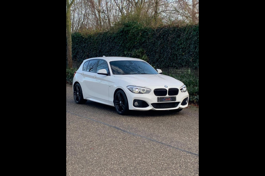 BMW 1-serie Edition M Sport Shadow Executive Trekhaak 18 inch 100% onderhouden LCI Black paneel cluster Automaat NEW APK Rijklaar