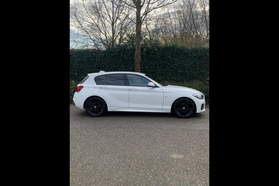 BMW 1-serie Edition M Sport Shadow Executive Trekhaak 18 inch 100% onderhouden LCI Black paneel cluster Automaat NEW APK Rijklaar