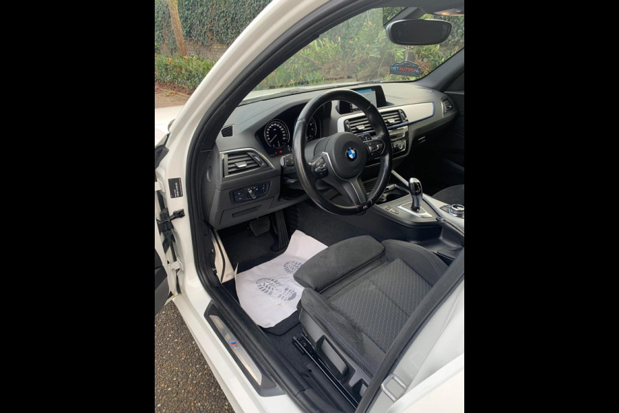 BMW 1-serie Edition M Sport Shadow Executive Trekhaak 18 inch 100% onderhouden LCI Black paneel cluster Automaat NEW APK Rijklaar