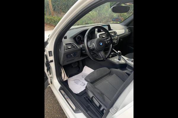 BMW 1-serie Edition M Sport Shadow Executive Trekhaak 18 inch 100% onderhouden LCI Black paneel cluster Automaat NEW APK Rijklaar