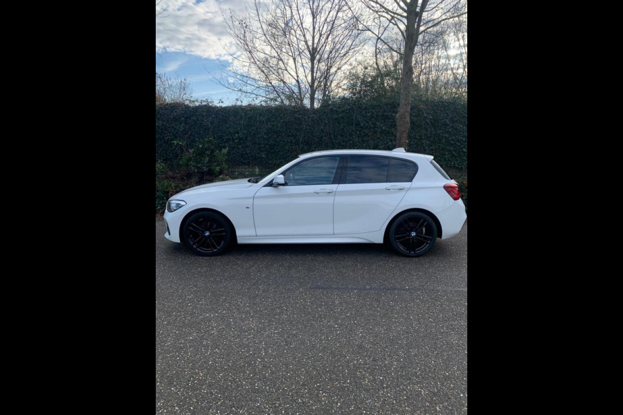BMW 1-serie Edition M Sport Shadow Executive Trekhaak 18 inch 100% onderhouden LCI Black paneel cluster Automaat NEW APK Rijklaar
