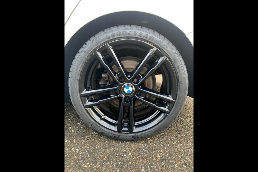 BMW 1-serie Edition M Sport Shadow Executive Trekhaak 18 inch 100% onderhouden LCI Black paneel cluster Automaat NEW APK Rijklaar