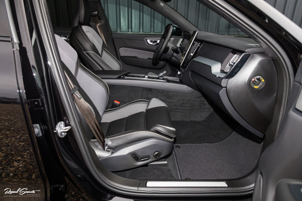 Volvo XC60 2.0 T8 Plug-in hybrid AWD Plus Black Edition | Luchtvering | Harman Kardon | Adaptieve cruise | Panorama dak | Nieuw |