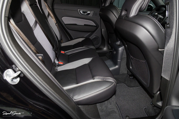 Volvo XC60 2.0 T8 Plug-in hybrid AWD Plus Black Edition | Luchtvering | Harman Kardon | Adaptieve cruise | Panorama dak | Nieuw |