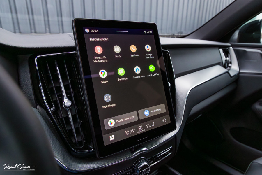 Volvo XC60 2.0 T8 Plug-in hybrid AWD Plus Black Edition | Luchtvering | Harman Kardon | Adaptieve cruise | Panorama dak | Nieuw |