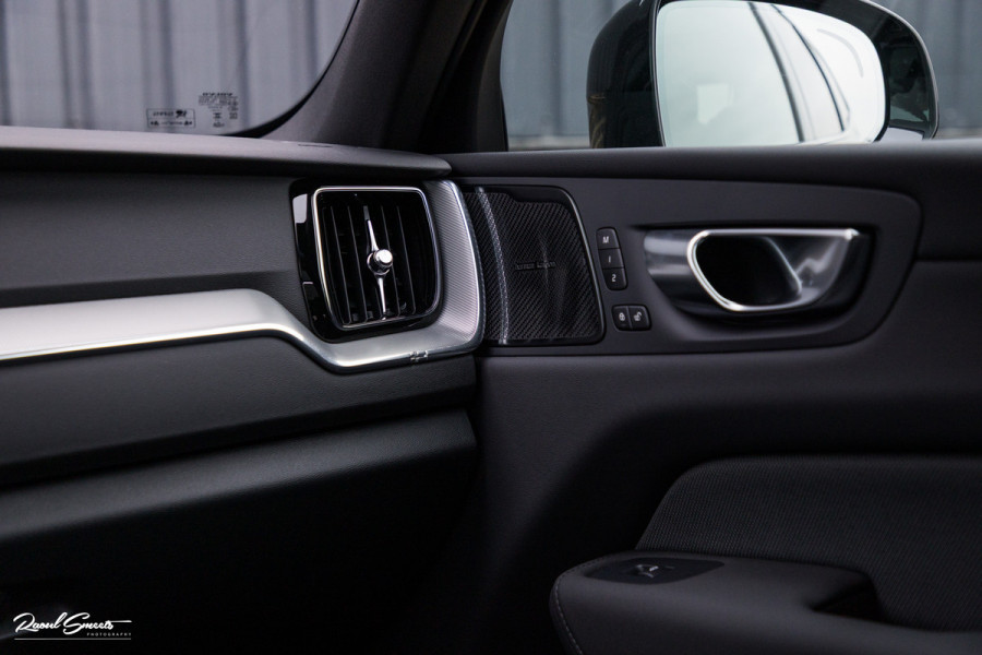 Volvo XC60 2.0 T8 Plug-in hybrid AWD Plus Black Edition | Luchtvering | Harman Kardon | Adaptieve cruise | Panorama dak | Nieuw |