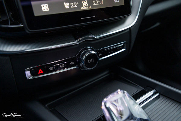 Volvo XC60 2.0 T8 Plug-in hybrid AWD Plus Black Edition | Luchtvering | Harman Kardon | Adaptieve cruise | Panorama dak | Nieuw |