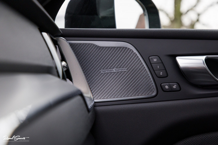 Volvo XC60 2.0 T8 Plug-in hybrid AWD Plus Black Edition | Luchtvering | Harman Kardon | Adaptieve cruise | Panorama dak | Nieuw |