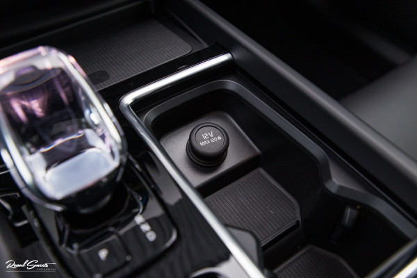 Volvo XC60 2.0 T8 Plug-in hybrid AWD Plus Black Edition | Luchtvering | Harman Kardon | Adaptieve cruise | Panorama dak | Nieuw |