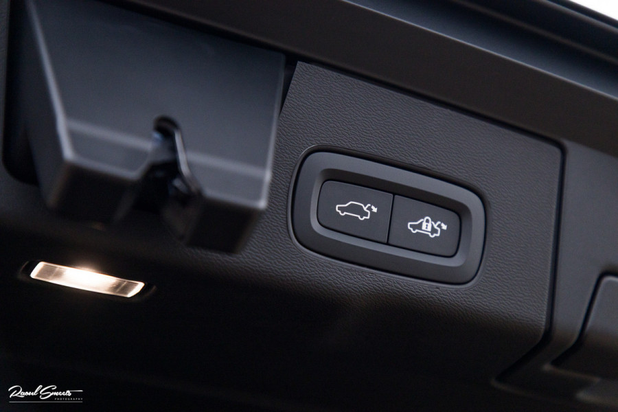 Volvo XC60 2.0 T8 Plug-in hybrid AWD Plus Black Edition | Luchtvering | Harman Kardon | Adaptieve cruise | Panorama dak | Nieuw |
