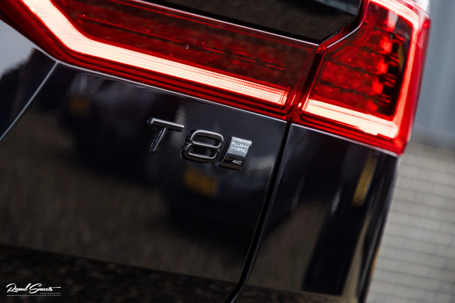 Volvo XC60 2.0 T8 Plug-in hybrid AWD Plus Black Edition | Luchtvering | Harman Kardon | Adaptieve cruise | Panorama dak | Nieuw |