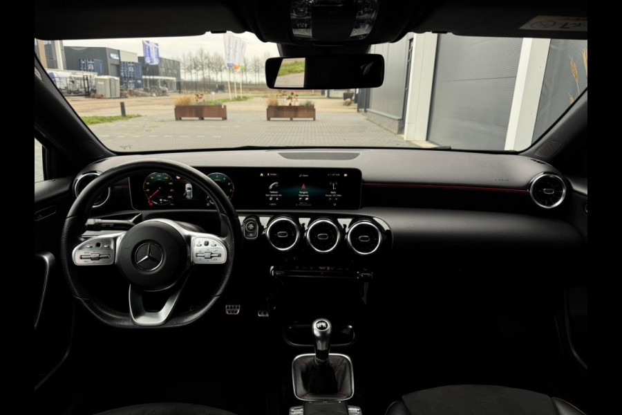 Mercedes-Benz A-Klasse 180 B.Sol AMG Ni Upg Widescreen Navi Camera PDC Led Leder