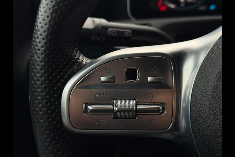 Mercedes-Benz A-Klasse 180 B.Sol AMG Ni Upg Widescreen Navi Camera PDC Led Leder