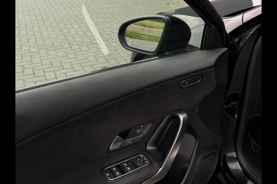 Mercedes-Benz A-Klasse 180 B.Sol AMG Ni Upg Widescreen Navi Camera PDC Led Leder