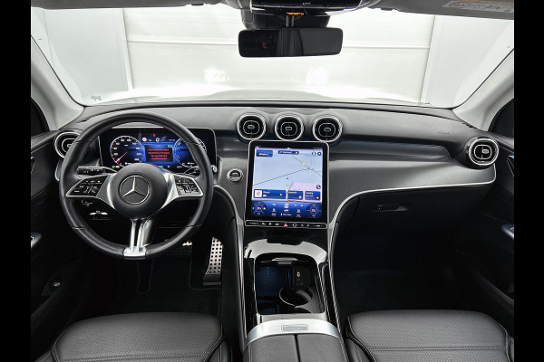 Mercedes-Benz GLC 300 e 4MATIC Luxury Line Lichtmetalen velgen | Navigatie | Parking support met camera achter | stuur verwarming |memory stoelen| Inclusief 24 maanden MB Certified garantie voor Europa.
