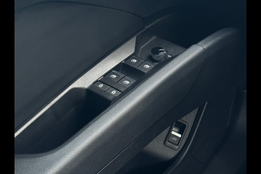 Audi Q4 e-tron 40 S 300 pk edition 77 kWh, SOH 92,5 %, 1 e eigenaar, 2 X S line, 21 ", Electrische trekhaak, NL auto met nap