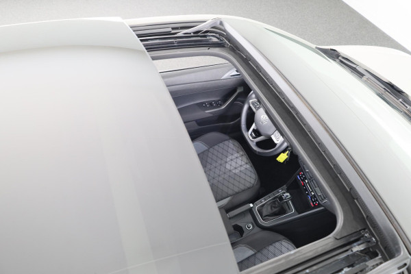 Volkswagen Taigo 1.5 TSI R-Line 150 PK DSG (Automaat) | Panorama dak | Black Style pakket | Trekhaak | Parkeer camera | Stoelverwarming |