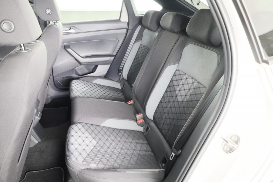 Volkswagen Taigo 1.5 TSI R-Line 150 PK DSG (Automaat) | Panorama dak | Black Style pakket | Trekhaak | Parkeer camera | Stoelverwarming |