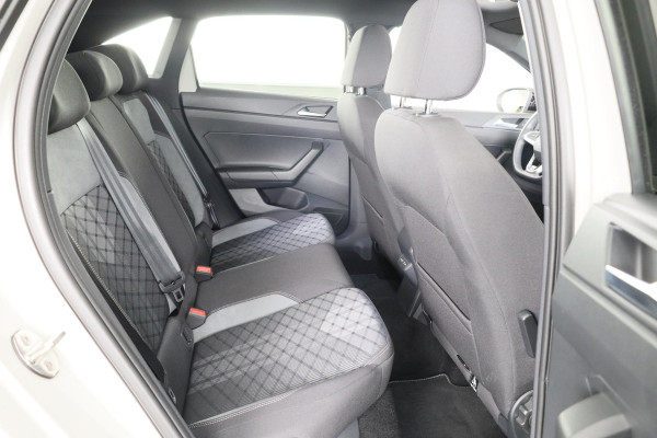 Volkswagen Taigo 1.5 TSI R-Line 150 PK DSG (Automaat) | Panorama dak | Black Style pakket | Trekhaak | Parkeer camera | Stoelverwarming |