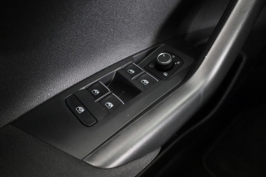 Volkswagen Taigo 1.5 TSI R-Line 150 PK DSG (Automaat) | Panorama dak | Black Style pakket | Trekhaak | Parkeer camera | Stoelverwarming |