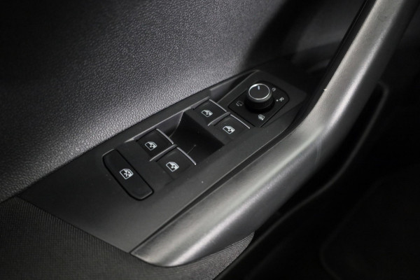 Volkswagen Taigo 1.5 TSI R-Line 150 PK DSG (Automaat) | Panorama dak | Black Style pakket | Trekhaak | Parkeer camera | Stoelverwarming |