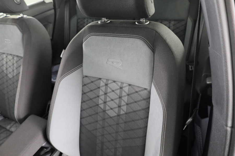 Volkswagen Taigo 1.5 TSI R-Line 150 PK DSG (Automaat) | Panorama dak | Black Style pakket | Trekhaak | Parkeer camera | Stoelverwarming |