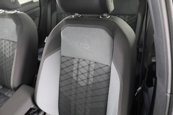 Volkswagen Taigo 1.5 TSI R-Line 150 PK DSG (Automaat) | Panorama dak | Black Style pakket | Trekhaak | Parkeer camera | Stoelverwarming |